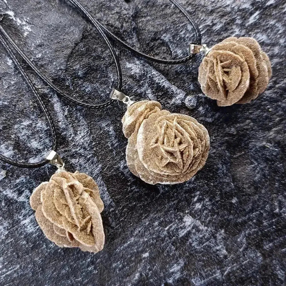 Collier avec pendentif Rose du Désert sur fond blanc