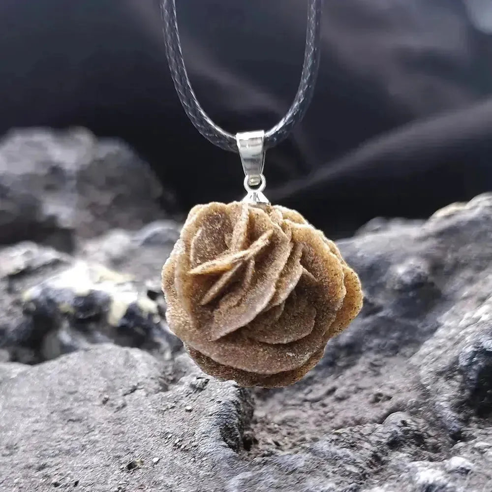 Collier Rose du Désert avec cordon ciré noir
