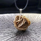 Pendentif Rose du Désert montrant sa forme unique