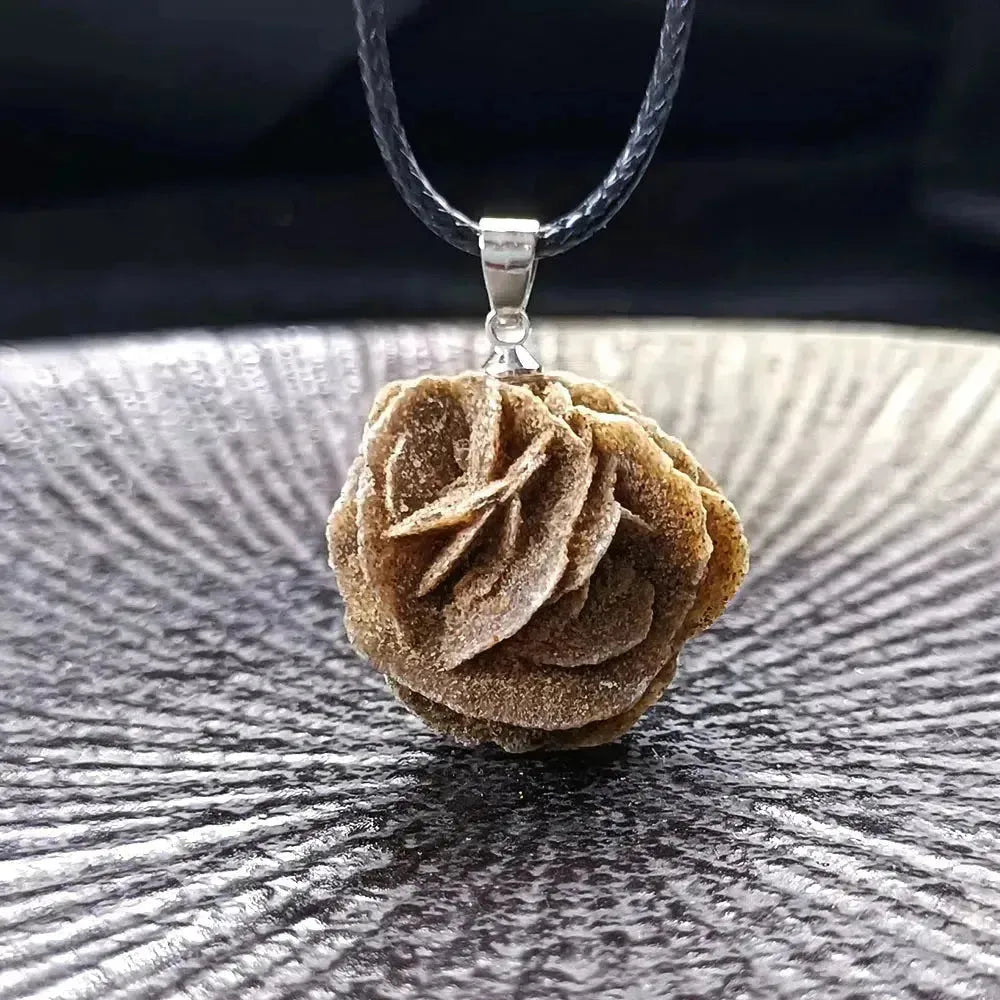 Collier sur fond neutre, mettant en valeur la pierre