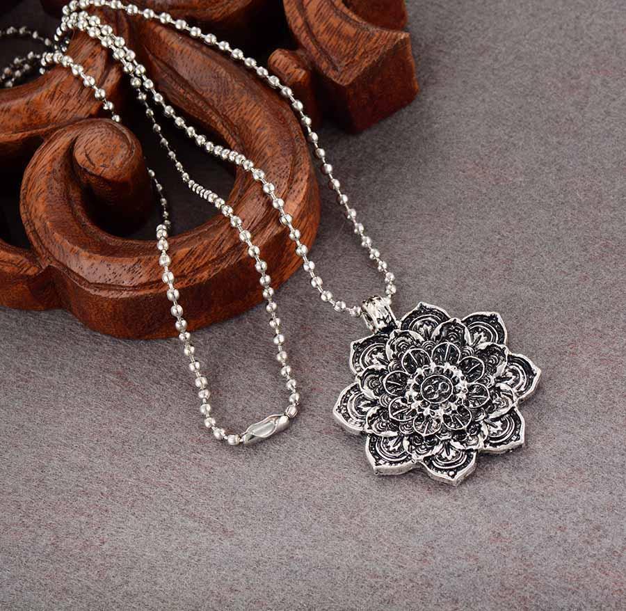 Collier avec pendentif mandala, lotus et symbole Om
