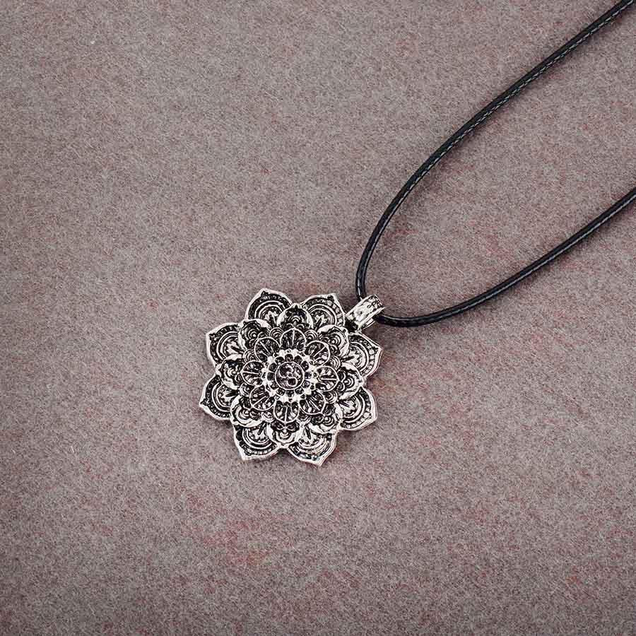 Collier tibétain avec motifs de lotus et mandala