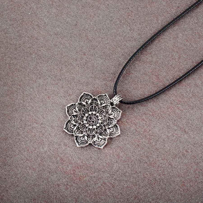 Collier tibétain avec motifs de lotus et mandala