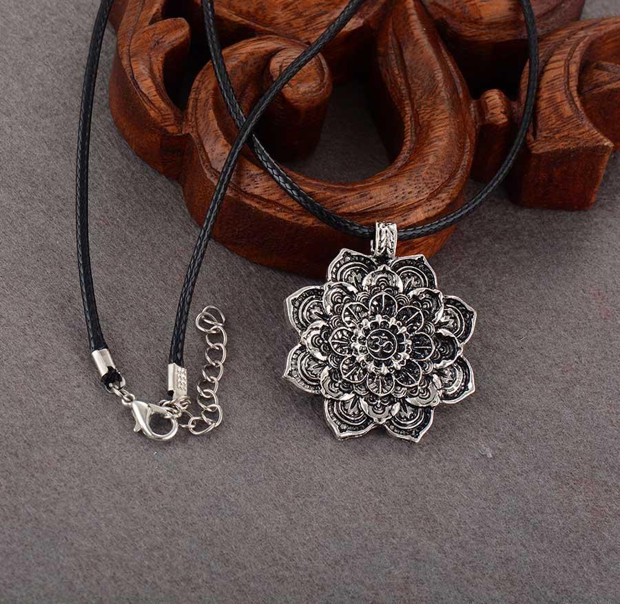 Vue rapprochée du pendentif tibétain avec motifs spirituels