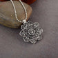 Collier montrant un mandala entouré de lotus et Om