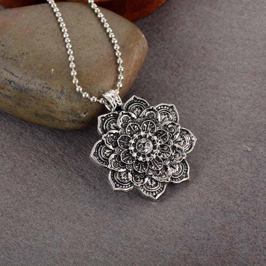 Collier montrant un mandala entouré de lotus et Om