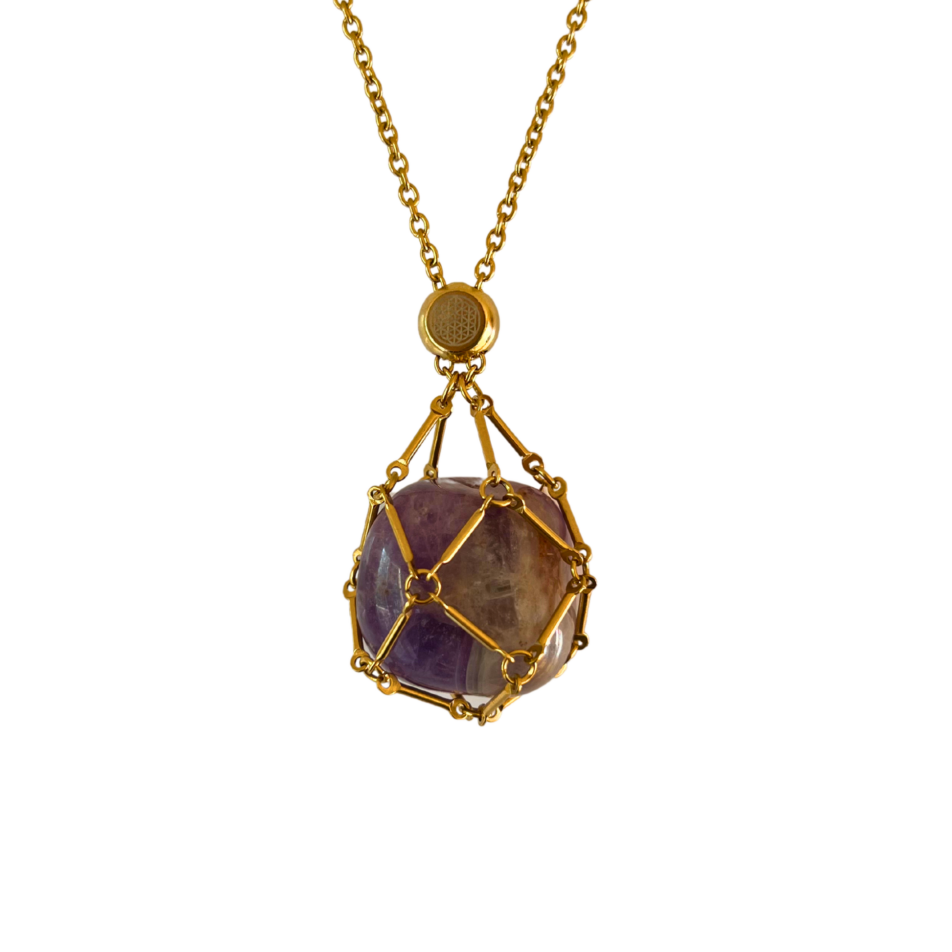 Détail du fermoir Fleur de Vie sur collier améthyste