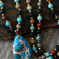 Collier en pierres naturelles sur fond blanc