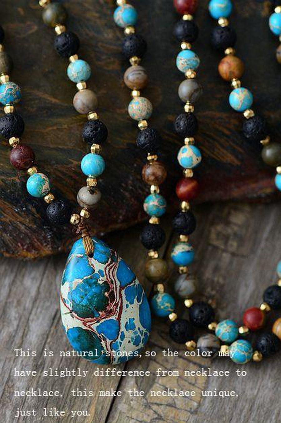 Collier en pierres naturelles sur fond blanc