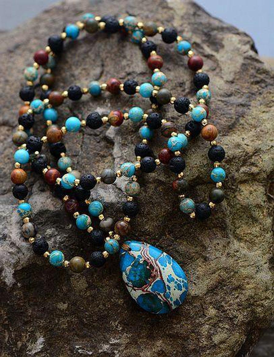 Vue rapprochée du fermoir du collier