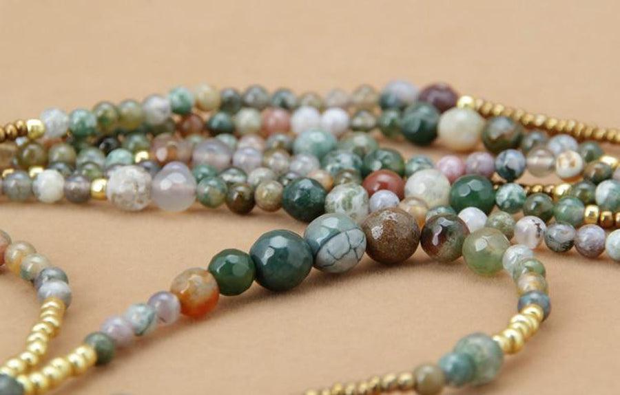 Collier sautoir perlé en trois rangs avec pendentif ovale
