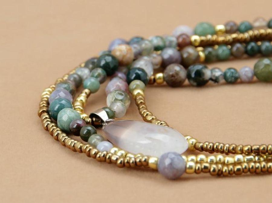 Détail des perles en Onyx et Agate du collier bohème