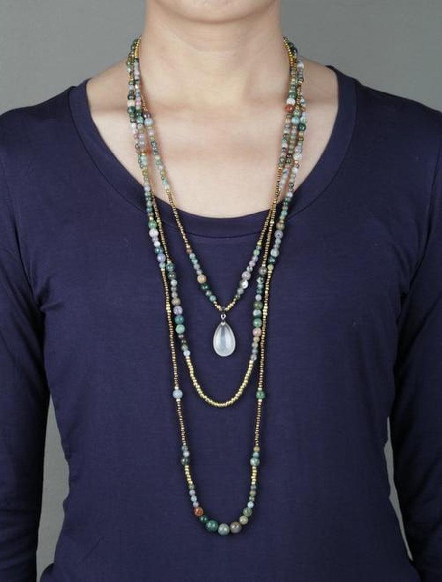 Vue rapprochée du fermoir mousqueton du collier perlé