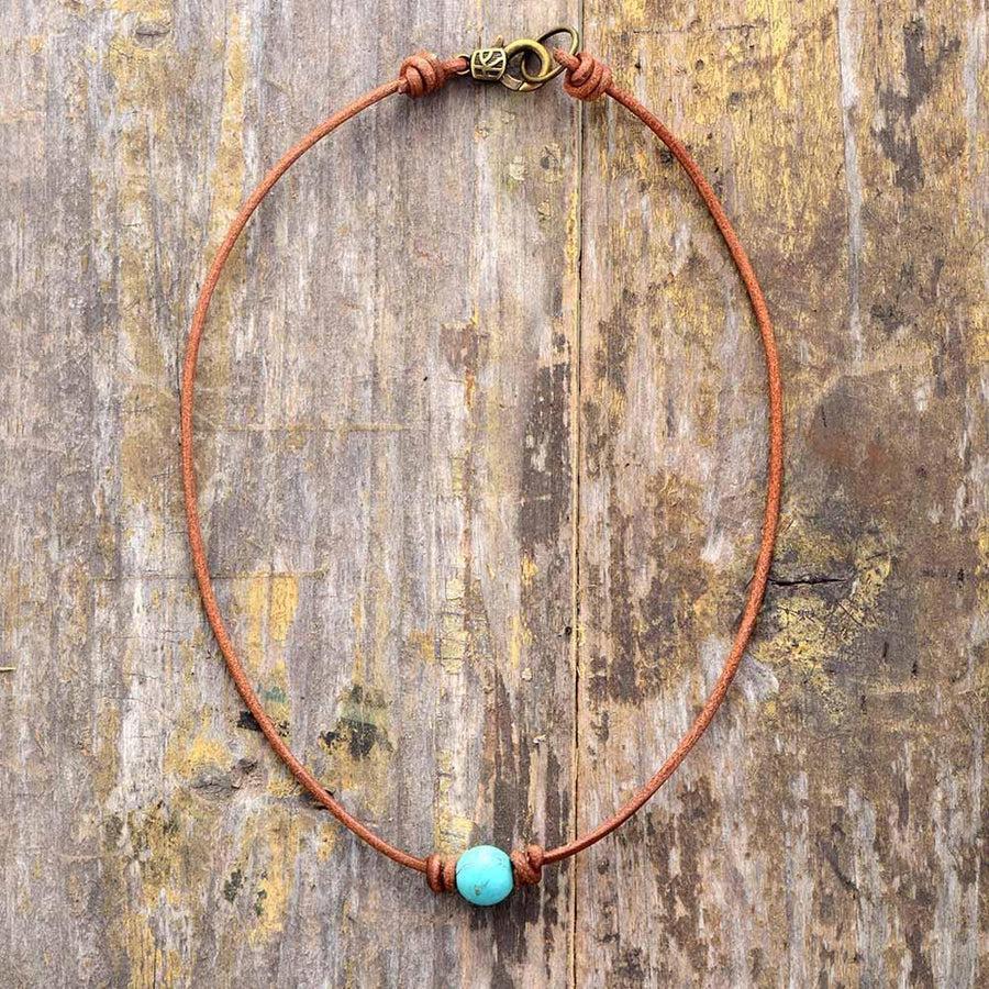 Vue d'ensemble du collier en cuir et turquoise