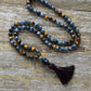Collier entier montrant les pierres protectrices