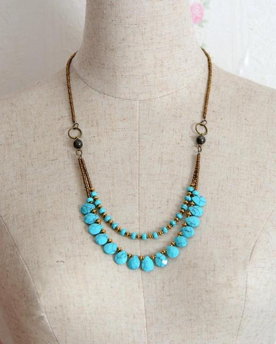 Collier vintage turquoise et perles rocaille sur fond blanc