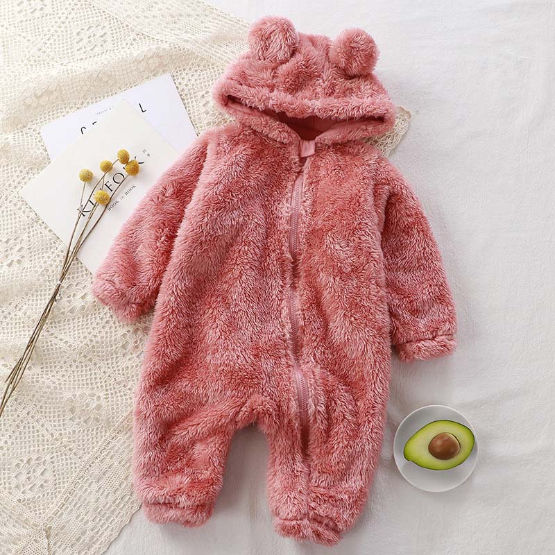 Détail de la capuche à oreilles sur combinaison bébé rose