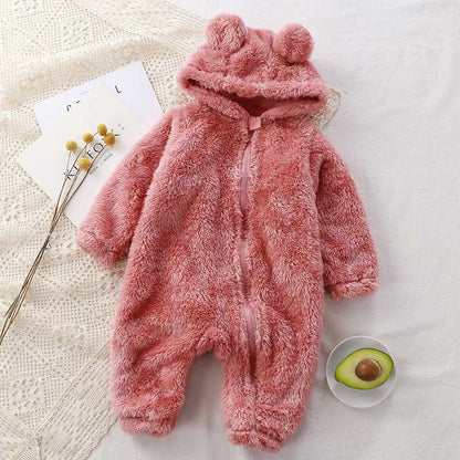 Détail de la capuche à oreilles sur combinaison bébé rose