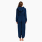 Femme portant une combinaison bleu marine avec capuche