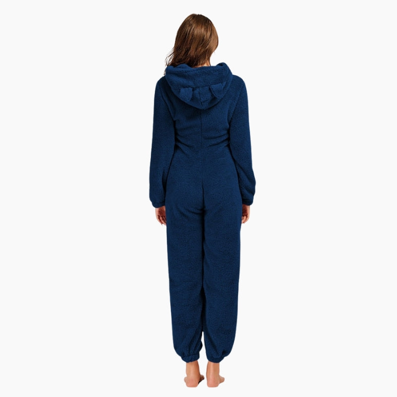 Femme portant une combinaison bleu marine avec capuche