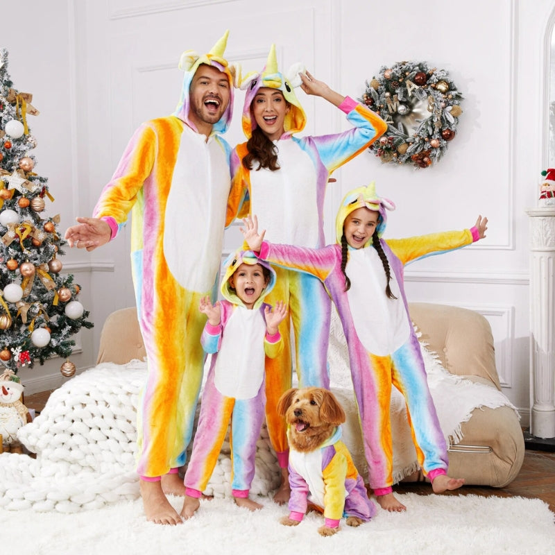 Groupe familial en combinaisons pyjama célébrant Noël