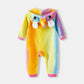 Couple se tenant la main en combinaisons pyjama