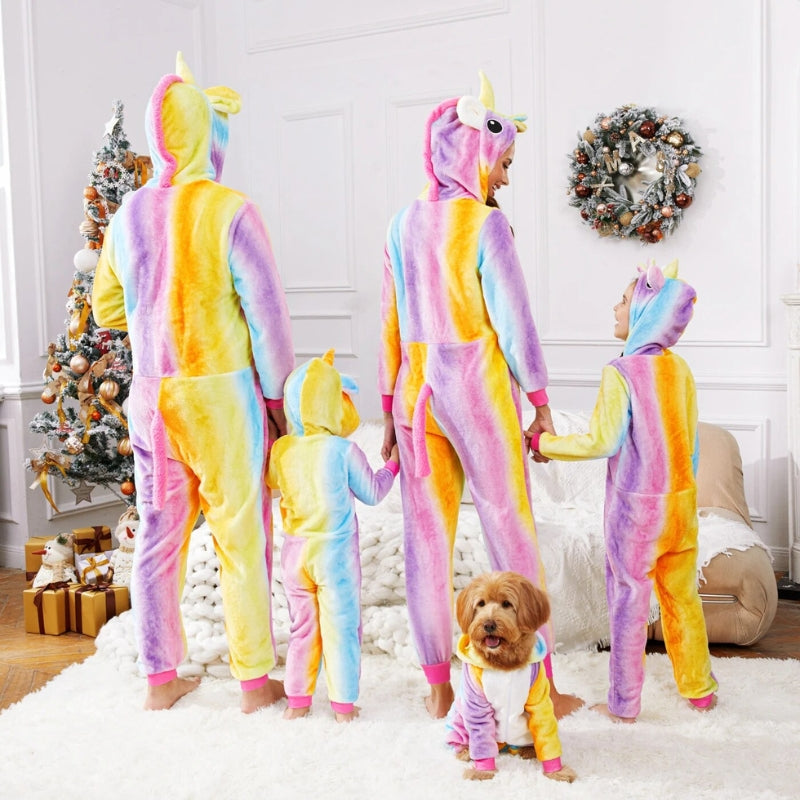 Couple portant des combinaisons pyjama multicolores avec capuche