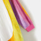 Gros plan sur les motifs colorés de la combinaison pyjama