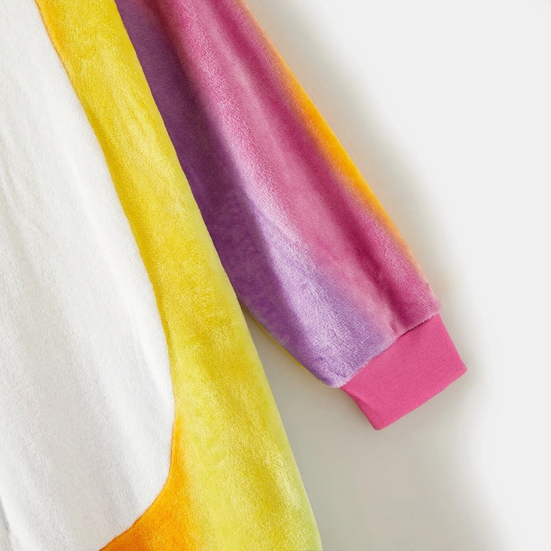 Gros plan sur les motifs colorés de la combinaison pyjama