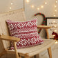 Coussin rouge et blanc posé sur lit, ambiance cocooning