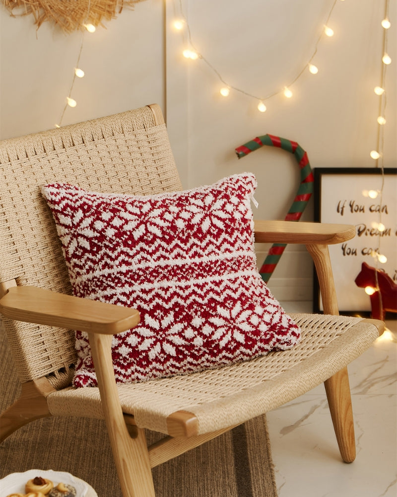 Coussin rouge et blanc posé sur lit, ambiance cocooning