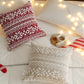 Vue de côté du coussin rouge, flocons blancs visibles