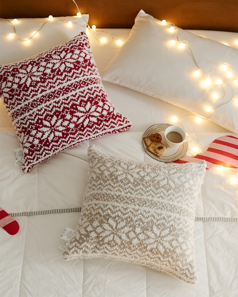 Vue de côté du coussin rouge, flocons blancs visibles