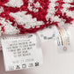 Détail des coutures renforcées du coussin rouge et blanc