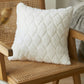 Coussin en duvet blanc posé sur un lit, style classique