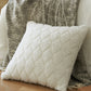 Coussin blanc en duvet avec motif croisé en relief