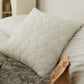 Gros plan sur la texture duveteuse du coussin blanc