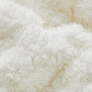 Coussin blanc sur un canapé, mettant en valeur son élégance