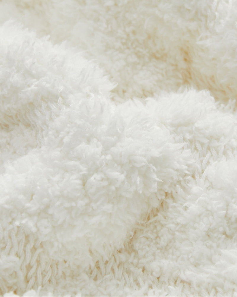Coussin blanc sur un canapé, mettant en valeur son élégance