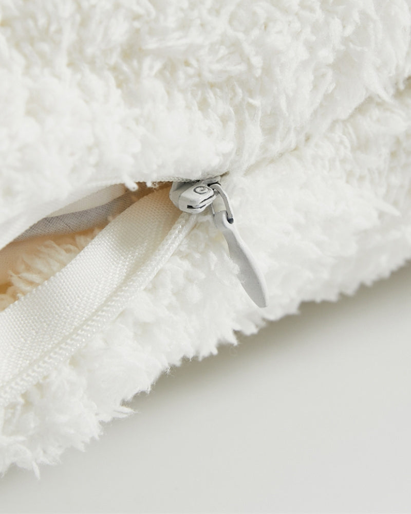 Vue latérale du coussin blanc montrant les détails croisés