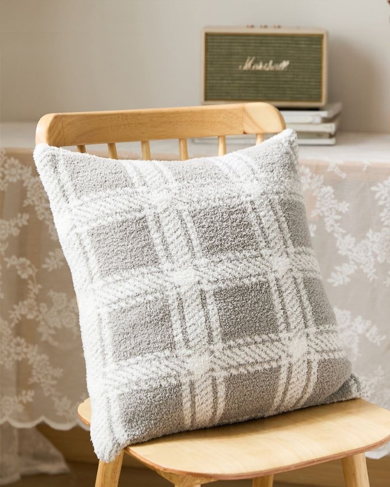 Détail des carreaux et de la fourrure du coussin