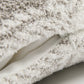 Gros plan sur la texture douce du coussin à carreaux