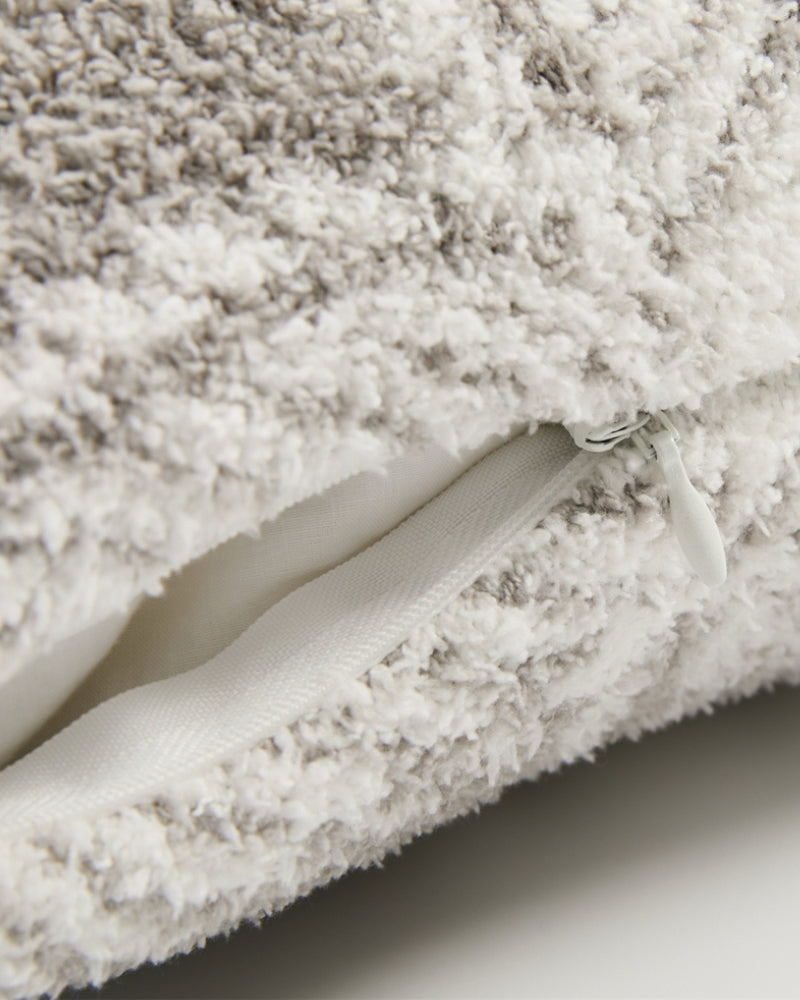 Gros plan sur la texture douce du coussin à carreaux