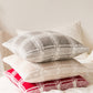 Vue latérale du coussin en microfibre grise