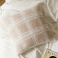 Coussin beige clair sur canapé moderne