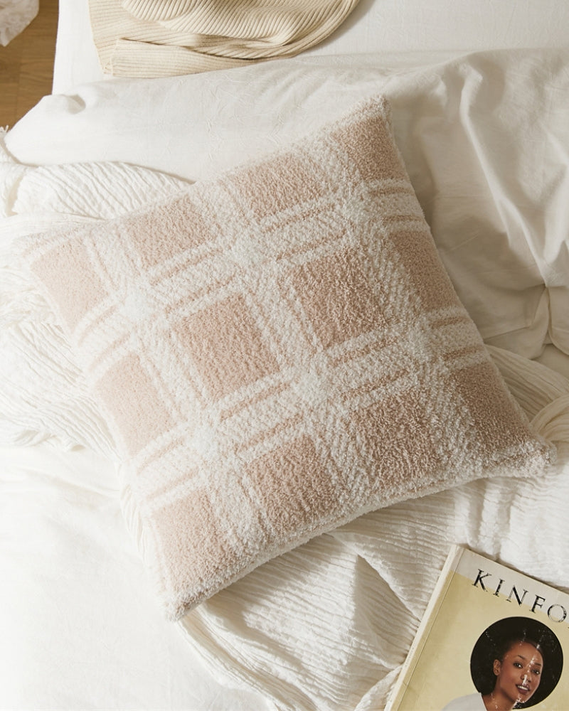Coussin beige clair sur canapé moderne