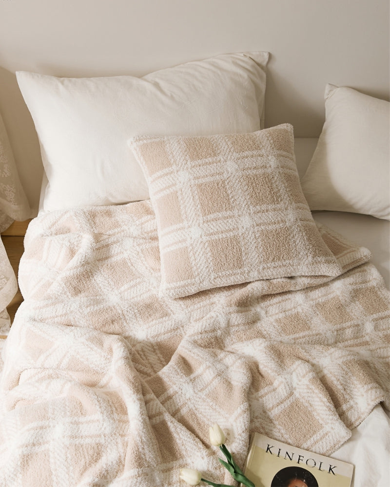 Coussin beige à carreaux sur fond blanc