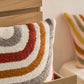 Coussin bohème blanc avec bandes colorées molletonnées