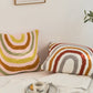 Vue rapprochée des textures douces du coussin coloré