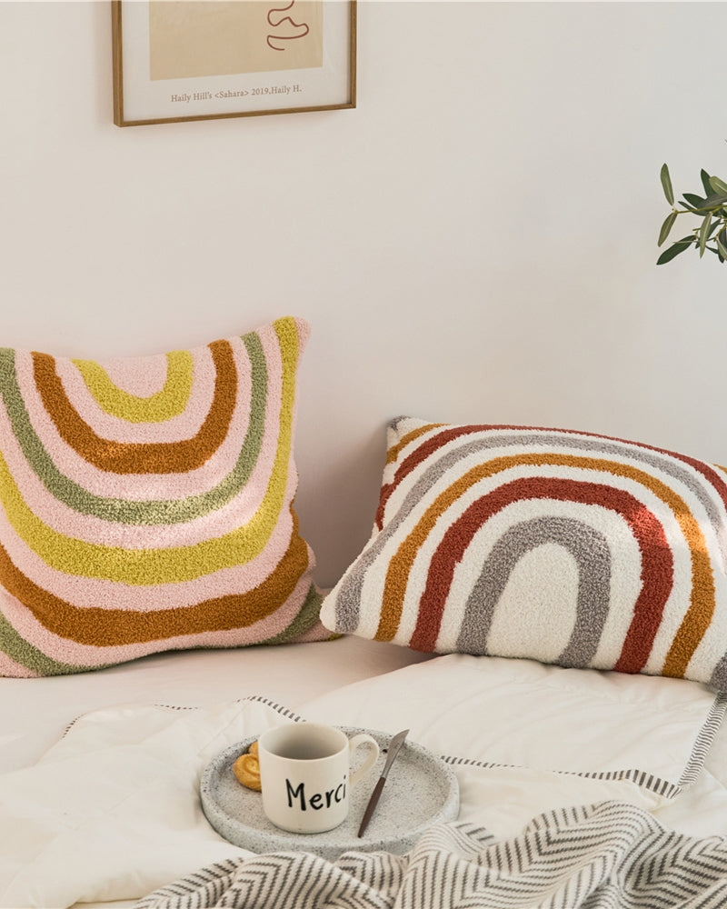 Vue rapprochée des textures douces du coussin coloré